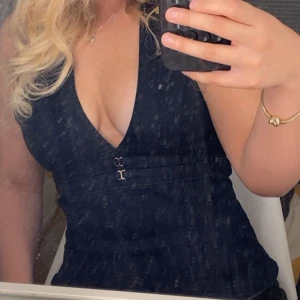 Svart v-ringad top - .