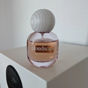 Rituals Cloudscape Parfym - Cloudscape från Rituals har en modern och stilren look. Perfekt för dig som vill ha en snygg parfym på hyllan. Passar dig som gillar trendiga detaljer och vill sticka ut med din doft. Har tagit några sprut av den 