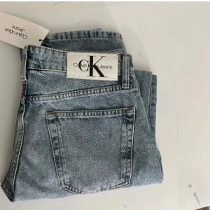 Helt nya Ljusblå jeans från Calvin Klein  - oanvända helt nya Snygga ljusblå jeans från Calvin Klein. Köpt för 1200 med rabbat de passar inte mig och öppet köp har gått ut