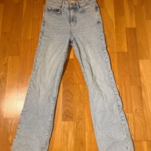 Ljusblå jeans från g perfect jeans - Ljusblå jeans från g perfect jeans i klassisk femficksmodell. Jeansen har rak passform och normal midja, tillverkade i mjukt denimtyg. Perfekta för en avslappnad och stilren look.