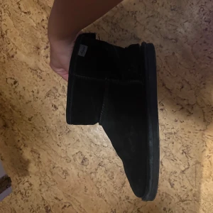Svarta uggs - Säljer dessa svarta uggs från Dinsko! 🖤🖤🖤🖤 