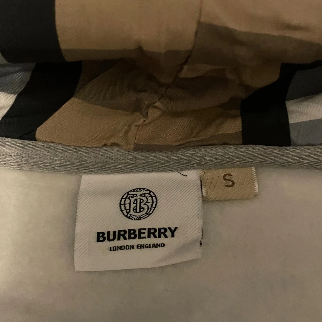 Grå hoodie från Burberry med dragkedja - 1
