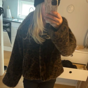Pälsjacka i leopard - Jättevarm och skön pälsjacka från Neo Noir. Endast använd en gång så den är i jättebra skick. Köpt för 1200kr