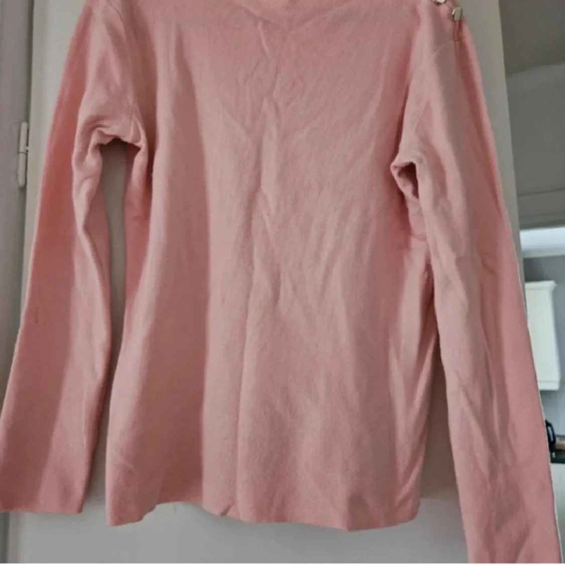 Ljusrosa långärmad tröja med knappar