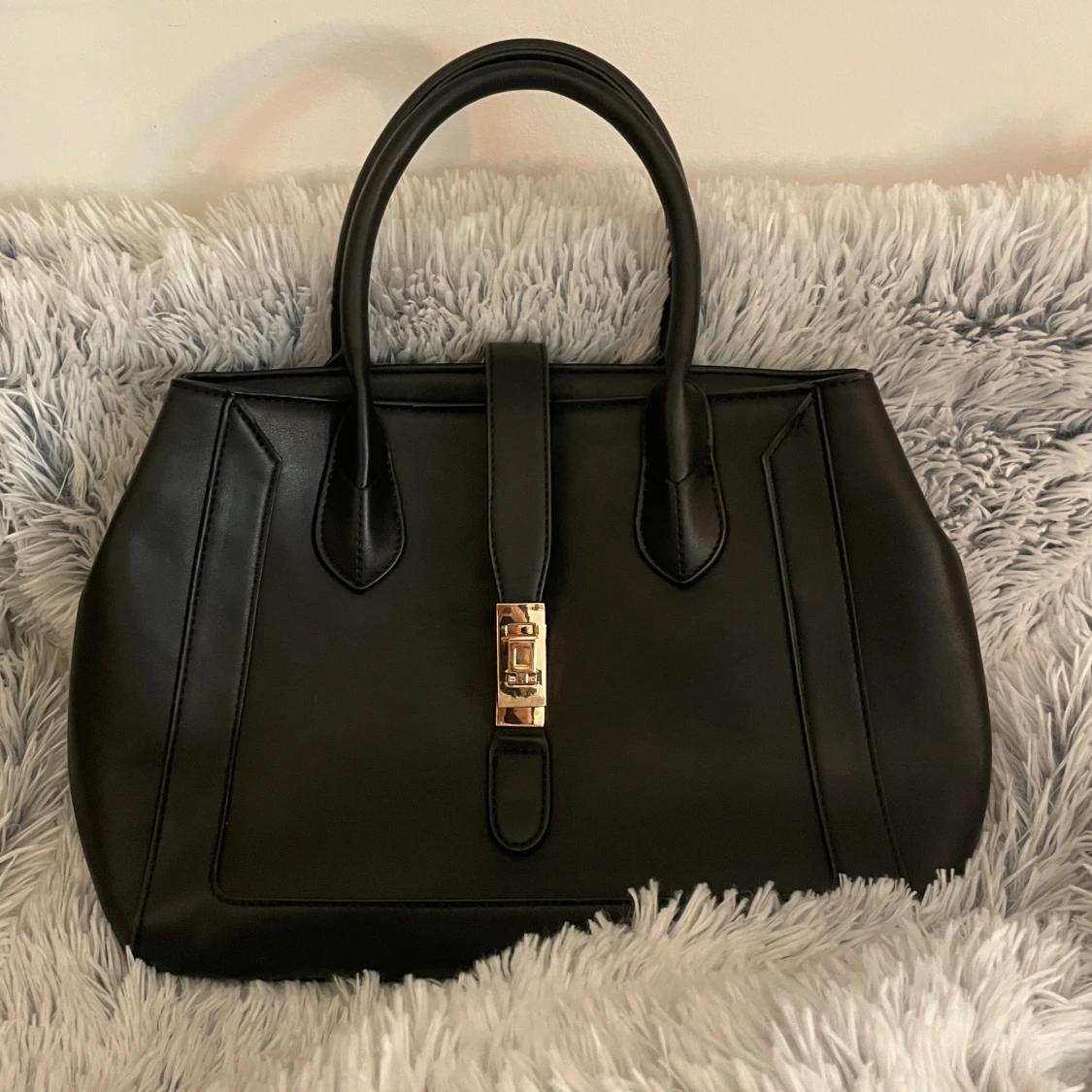 Svart handväska med gulddetalj