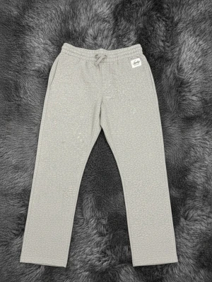 Grå mjukisbyxor med snörning - Snygga grå mjukisbyxor från Andys med elastisk midja och snörning framtill. Byxorna har en rak passform. Perfekta för chill dagar 