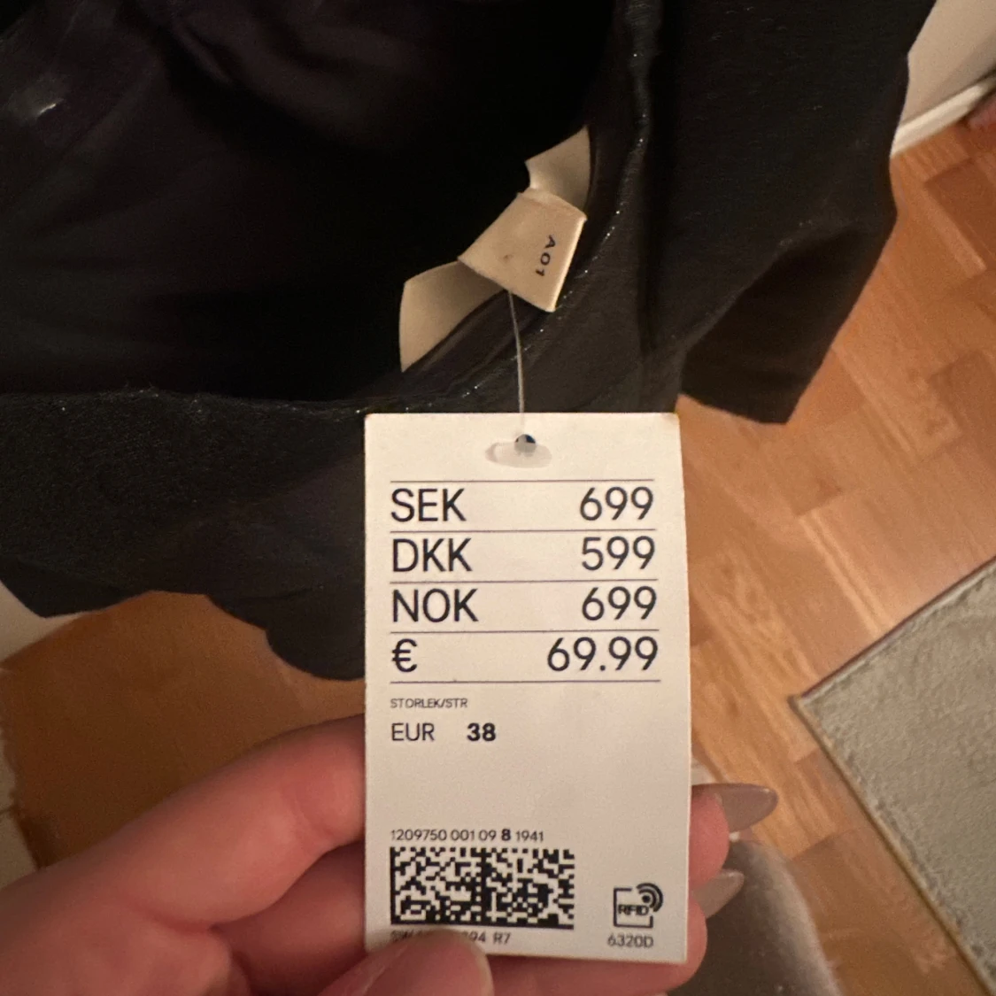 Svart glittrig oneshoulder klänning rosett - 2