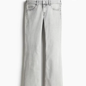 Flared low jeans  - Snygga ljusgrå jeans , aldrig använda. 