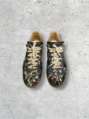 Maison Margiela Gats Paint Splatter Low Black - 🎨Paint-Splatter Margielas 🎨: Par från 2019 : Storlek 40 EU - Passar närmre 41 EU : Skick 8,5/10, Befintligt skick med något tecken på användning (bild 6) : Box tillkommer : Givetvis äkta! : ‼️Finns få äkta ute på nätet, dessutom är detta priset oslagbart ‼️: Hör av er vid vidare funderingar, bilder mm 🙌