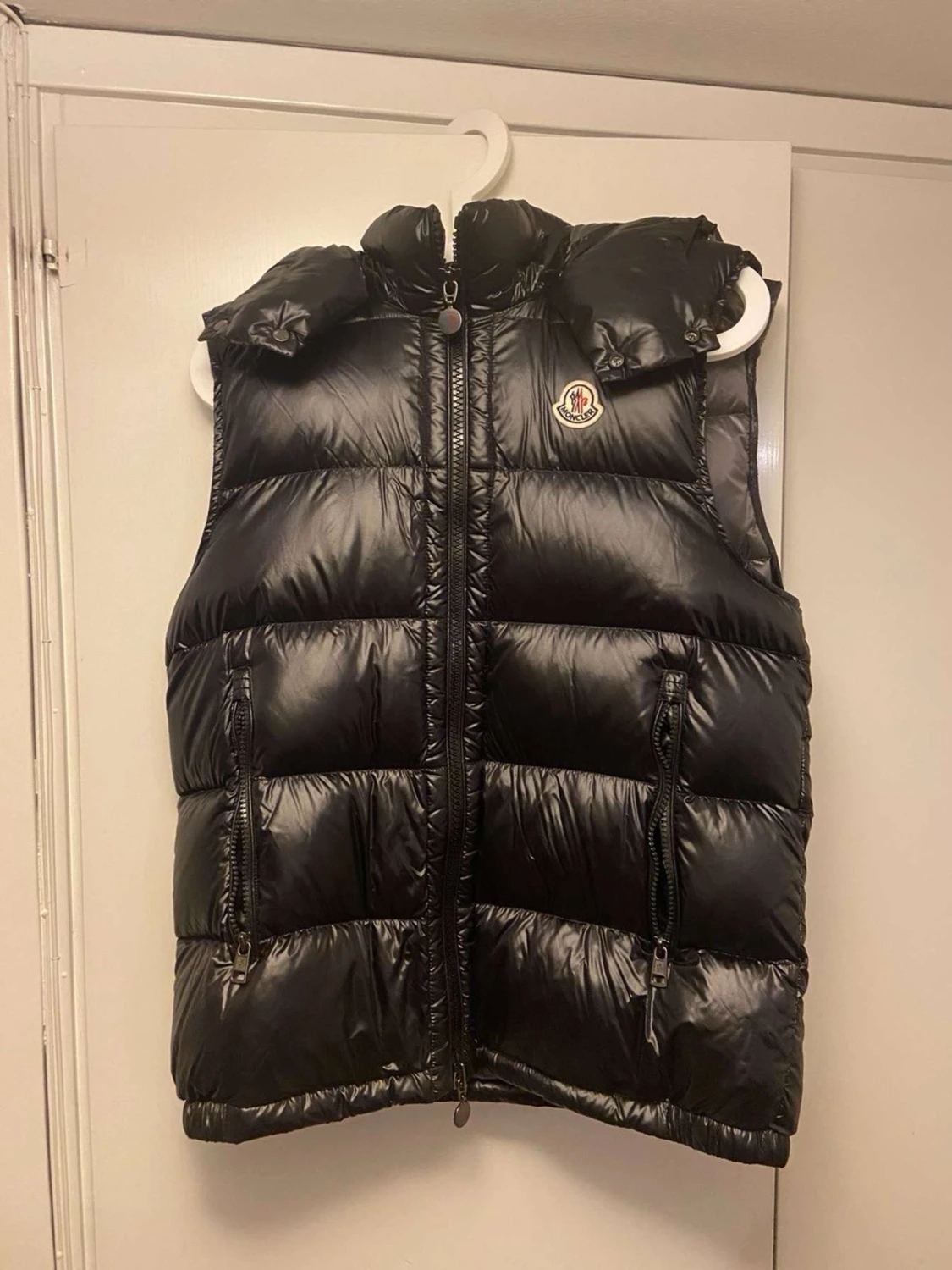 Svart dunväst från Moncler