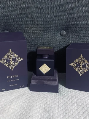 Initio Psychedelic Love 90ml - Initio Psychedelic Love Eau de Parfum, 90ml. Tillverkad i Frankrike. Lyxig design och exklusiv känsla, perfekt för dig som vill sticka ut med din parfym. 80% volym alkoholhalt.