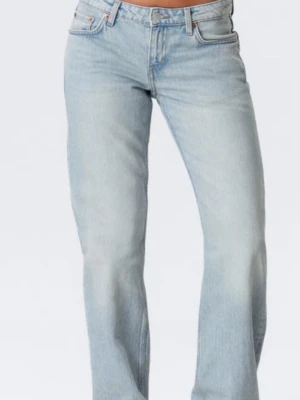 Weekday jeans - Ljusblå Weekday  jeans med klassisk wide passform och raka ben. Modell arrow i en snygg ljusblå färg. Tillverkade i slitstarkt denim-material som ger en cool och avslappnad look.