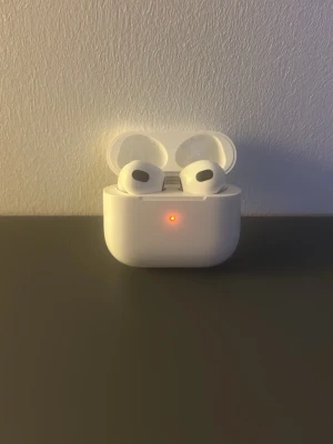 AirPods Pro - Snygga och populära AirPods Pro med laddningsetui. Trådlösa hörlurar med aktiv brusreducering och transparensläge. Skick: mycket bra, inga synliga repor eller skador. Perfekt för musik, samtal och träning. Laddningsindikatorn fungerar som den ska. Säljer billigt då inre hörulurarna är smått förändrade och vill bara få bort dem. Men allt funkar som dem ska och är fortfarande i otroligt bra skick.