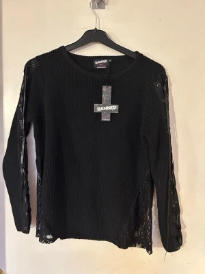 Stickad tröja från Banned. Storlek S. - Helt ny stickad tröja från Banned. Storlek S. Spetsdetaljer på.