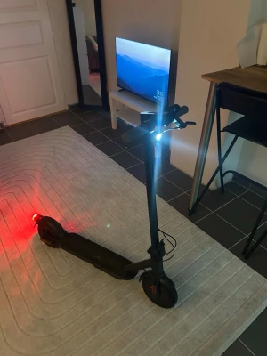 Navee easy ride 20 - Navee easy ride 20 el scooter fullt fungerande fel fritt köpte den för 8 månader sen knappt använd