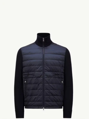 Moncler Cardigan - Säljer en fett moncler cardigan perfekt för vintern. Köptes för bara några månader sedan på nk för 10000kr men säljer bara för 3299kr. Allt är äkta med qr kod och om man scannar moncler märket så kommer man till den officiella hemsidan.