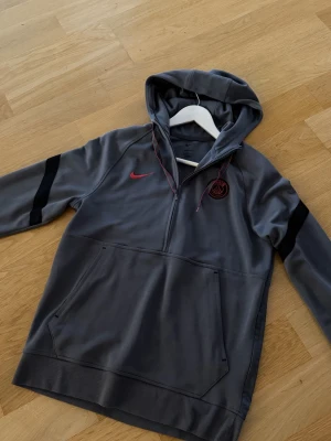 Nike Psg half zip hoodie - Grå psg tröja perfekt för vardag och träning