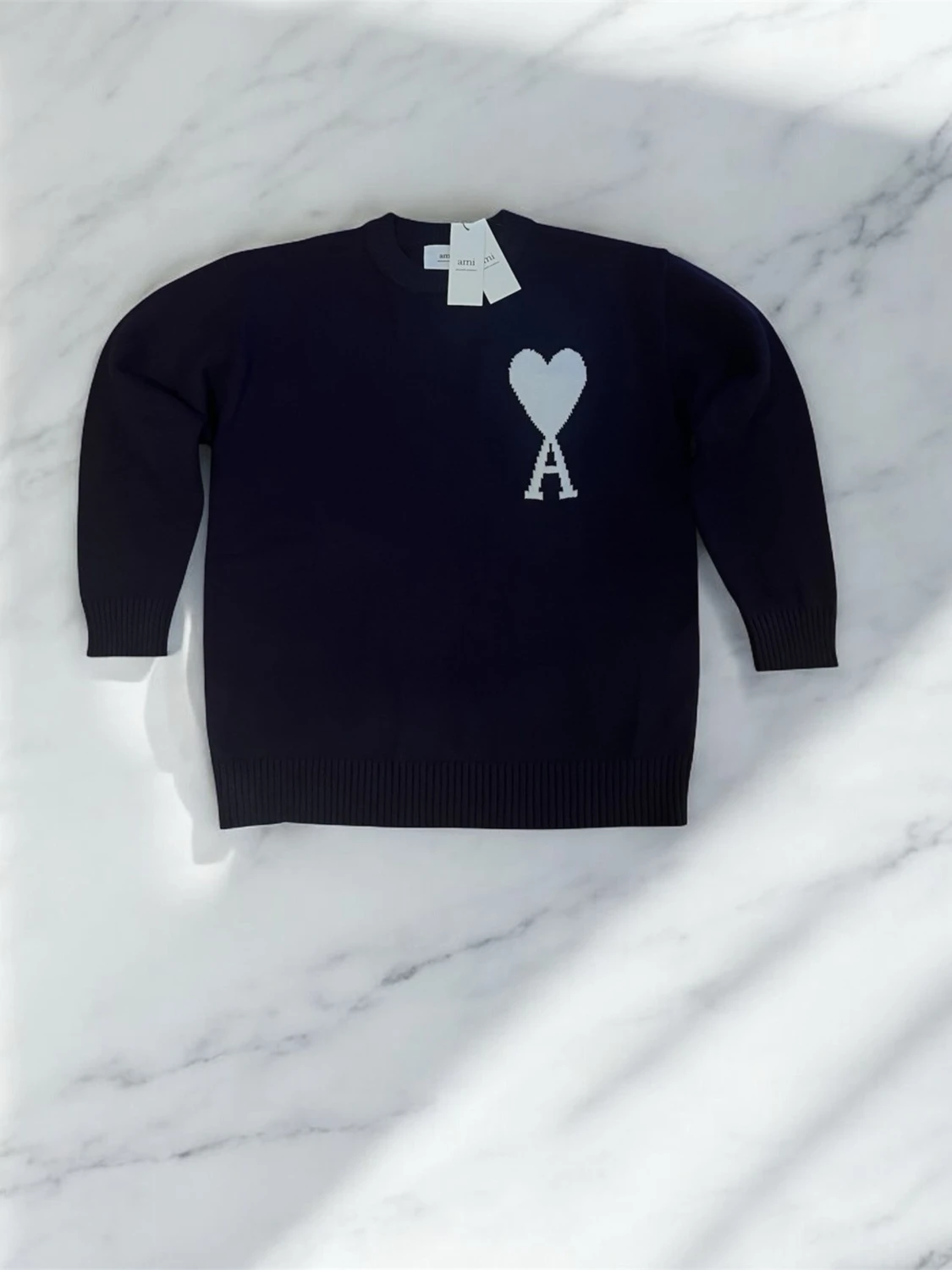 Mörkblå stickad tröja från Ami