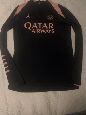 PSG tröja  - Bilden visar en långärmad träningströja från Paris Saint-Germain med Qatar Airways-logga, tröjan är i mycket bra skicka och ser ut som helt ny, kan diskutera pris 
