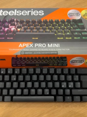 Steelseries Apex Pro Mini - Topp Skick! - Säljer mitt SteelSeries Apex Pro Mini, ett av marknadens snabbaste och mest populära gaming tangentbord.  Jag har haft tangentbordet i ungefär 1 år, men det har inte använts mycket. Det har mest legat i lådan eftersom jag kör på TKL-tangentbord istället – och jag köpte dessutom ett nytt nyligen.  Originalförpackning och allt tillbehör följer med, vilket gör det perfekt som julklapp om du vill slå in den och ge bort.  Tangentbordet är i mycket fint skick och fungerar helt utan problem.