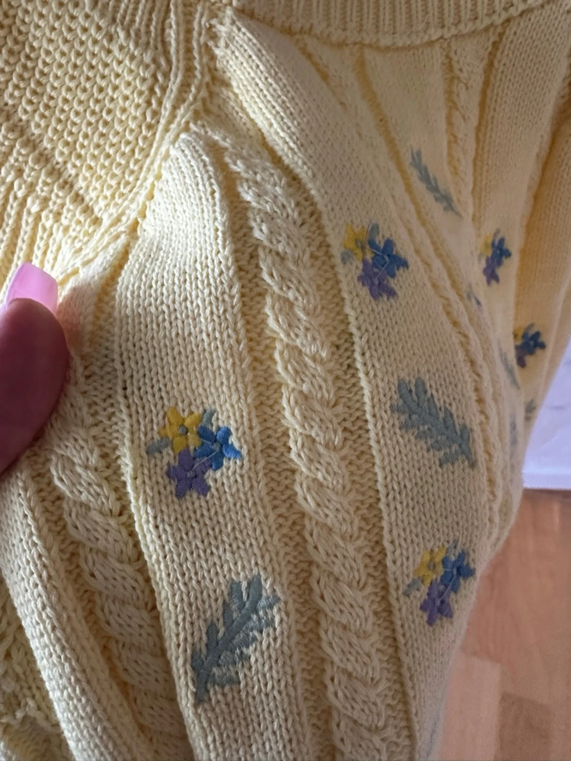 Gul stickad ärmlös tröja med blommor - 1