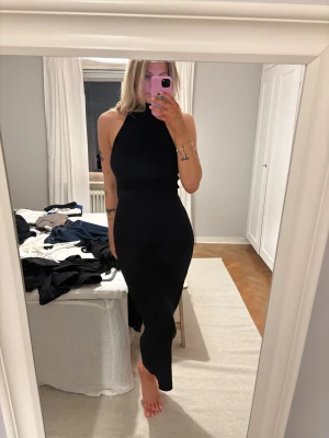Långklänning med höghals - Skit snygg men används ej, i stl L från gina
