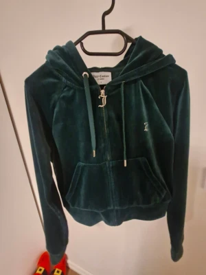 JUCIY COUTURE ZIP HOODIE - Oanvänd i bra skick juciy COUTURE hoodie me dragkedja, diamant text på ryggen. Otroligt fin färg. I storlek S