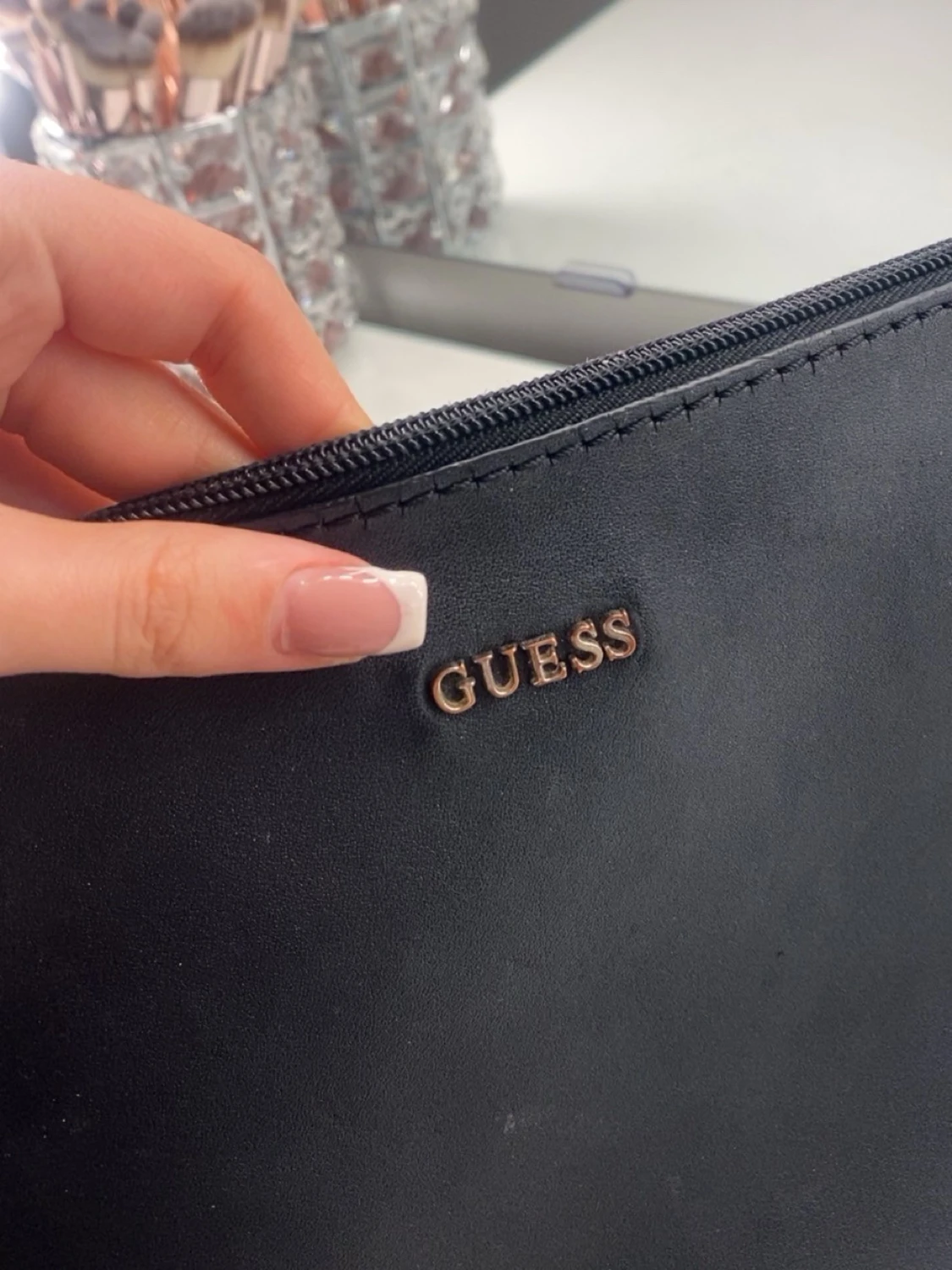 Svart axelväska från Guess - 1