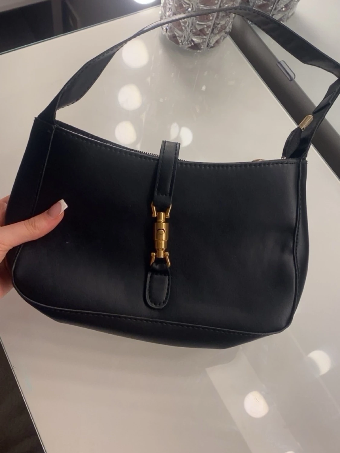 Svart axelväska med gulddetalj