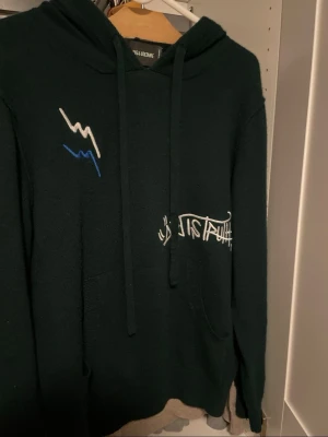 Mörkgrön hoodie från Zadig & Voltaire - Snygg mörkgrön hoodie från Zadig & Voltaire. Riktigt eftertraktad! Nypriset ligger på 4500 kr| Hör av dig vid fundering 🤔 MVH TRENDY CLOTHING 🔵