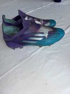 adidas x speedflow fg champions code - Jag säljer ett par adidas x speedflow fg champions code. Skorna är ganska slitna framförallt sulan. En liten skada på undersidan av högra skon men annars är allt i bra skick. Jag säljer skorna helt enkelt för att dem har växt ur mig och är för små. Nypriset ligger runt 3000kr.