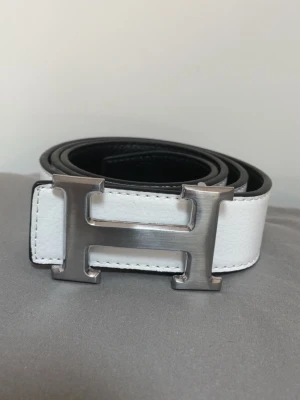 Hermes bälte  - Säljer detta sprillans nya Hermes bältet, riktigt fett och man kan även vända på spännet för att få svart sida om man skulle vilja, kontakta mig via funderingar.