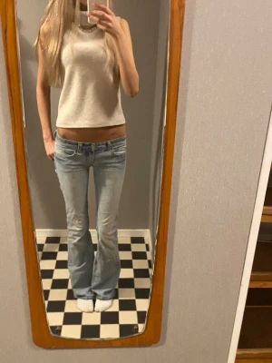 Ljusblå lågmidjade bootcut jeans  - Säljer dessa ljusblå lågmidjade bootcut jeans med 37cm i midjemått rakt över och 86cm i innerbenslängd 💗