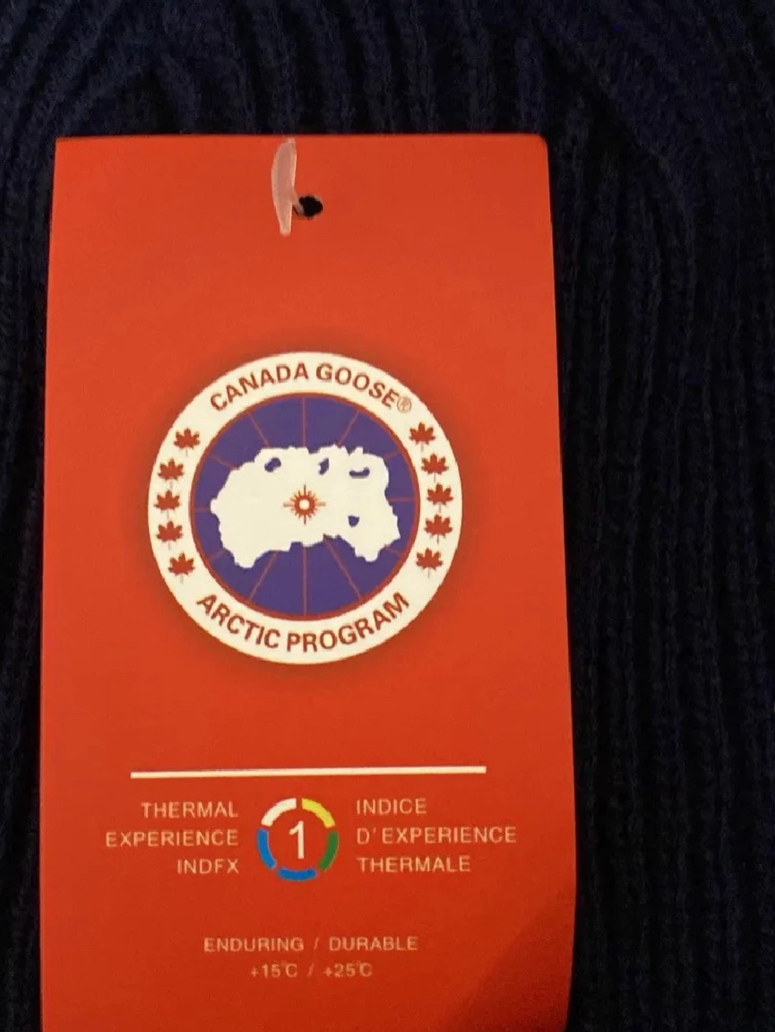 Mörkblå stickad mössa  - 3