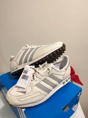 Adidas LA Trainer  - Adidas LA Trainer. Kan mötas upp i Stockholm, allt og medföljer helt nya med tags. De är inga vanliga La trainer det är LT modellen, som är svårare att få tag på och har en ovanlig design som syns på bild 4. De går att gömma så att de inte syns om man så hade velat det. Tveka inte att höra av dig! 