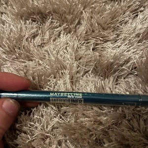 Maybelline Tattoo Liner Blue Disco - Snygg eyeliner från Maybelline i färgen 814 Blue Disco. Pennan har en metallisk blå nyans och kommer i en smal, plastförpackad form med genomskinligt lock. Perfekt för att skapa skarpa och kreativa linjer runt ögonen.