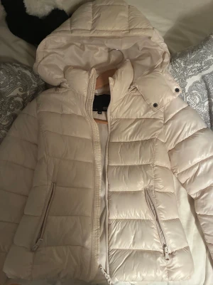 Vit pufferjacka från lager 157 - Super fin jacka från lager 157 i storlek XS. Knappt använd och är helt fläckfri💕