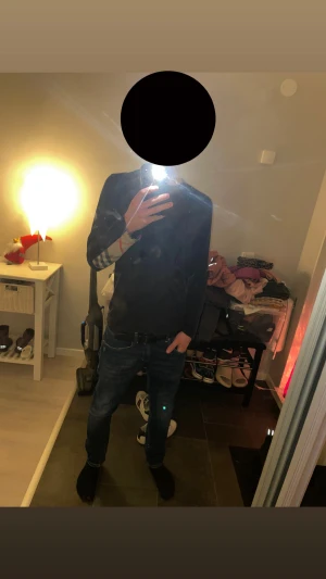 Svart burberry tröja - Säljer en riktigt schysst burberry tröja i storlek S. Skick ungefär 7/10. Priset kan självklart diskuteras och tveka inte på att höra av er om ni har frågor eller funderingar. 😄