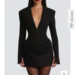 Svart blazer klänning  - Säljer en svart blazer klänning från Miss Rosier, helt oanvänd i storlek s