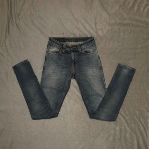 Nudie jeans - Tja! Säljer ett par ljusblå Nudie Jeans i nyskick, storlek W27. Perfekta om du vill ha ett par fräscha jeans med bra passform. Hör av dig om du har frågor eller funderingar!