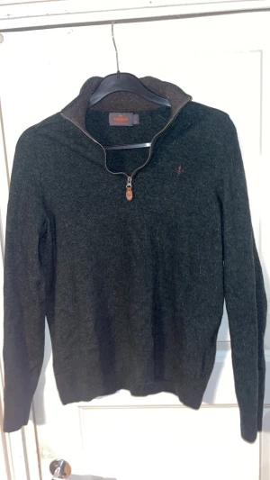 Mörk grön  merinoulltröja från Morris - Snygg mörkgrå långärmad tröja från Morris i 100% merinoull. Tröjan är half zip strolek S OBS sitter som XS 