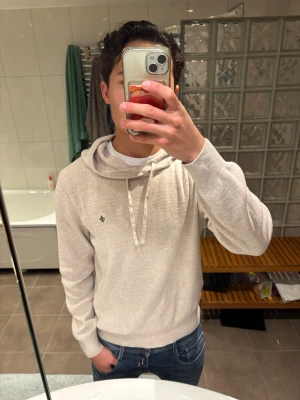 Morris hoodie - Otroligt snygg och eftertraktad Morris hoodie i färgen beige, storleken är S. Modellen är 1,76/77 o väger 68-70kg. Knappt använd