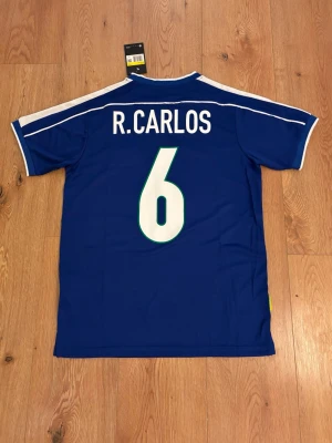 Brasilien Roberto Carlos retro fotbollströja  - Helt oanvänd med tags kvar och Nike påse. Storlek small. Skriv privat för fler bilder eller vid funderingar!