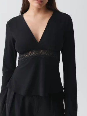 SÖKER svart gina topp - Hej! Jag har velat köpa den här tröjan (i svart, storlek S/M) ett tag, men inte hittat den någonstans. Om någon har den och skulle kunna tänka sig att sälja den till mig hade jag uppskattat det så mycket. Kan tänka mig att betala ca 150 kr men det går att diskutera☺️S