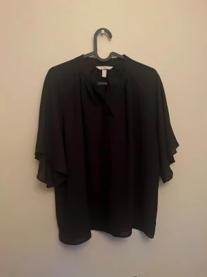 Blus - Blus från hm. Den är i storlek xs men passar s den är aldrig använd och är där med u väldigt bra skick skicka gärna vi frågor och funderingar
