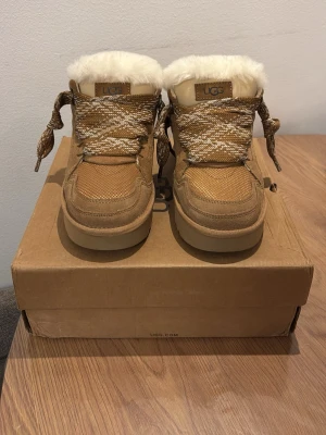 UGG Lowmel ’Chestnut’ - UGG Lowmels i färgen ’Chestnut’ (beige/brun) - Skick 10/10, oanvända och endast testade. Kommer med originalbox, kvitto saknas dock! Vid frågor eller intresse, skicka gärna ett DM.