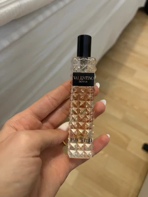 Valentino Donna Born In Roma - Jag säljer dessa två valentino parfymerna, 1 parfym kommer utan lock tyvärr och den andra kommer med locket på. Du behöver inte köpa båda, du kan köpa en av dem om du vill. En parfym kostar 200 dem båda kostar 300. Dem har andvänts lite men inte så många gånger. Skriv i dm för fler frågor!