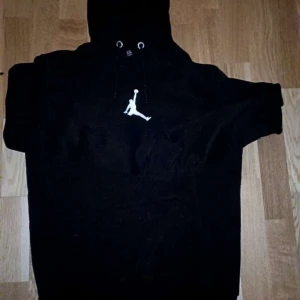 Svart Jordan hoodie riktigt fin st s  - Svart hoodie från Jordan med den klassiska Jumpman-loggan i vitt på bröstet och ärmen. Tröjan har huva med snörning och långa ärmar. Perfekt för dig som gillar sportig och clean streetstyle. Bra skick inga fel på den  