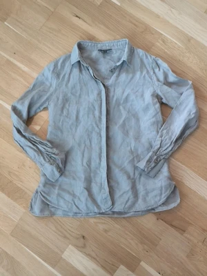 Beige skjorta från Massimo Dutti - En stilren beige skjorta från Massimo Dutti i storlek 38. Skjortan har klassisk krage, långa ärmar med knappar vid manschetten och en rak passform.