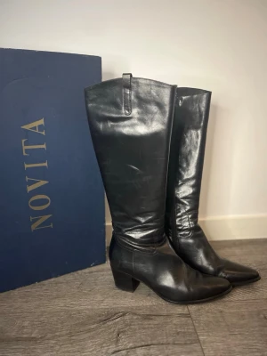 Stövlar  - Ett par svarta fina stövlar från Novita i äkta skinn. Det är sparsamt använda så i väldigt fint skick! 